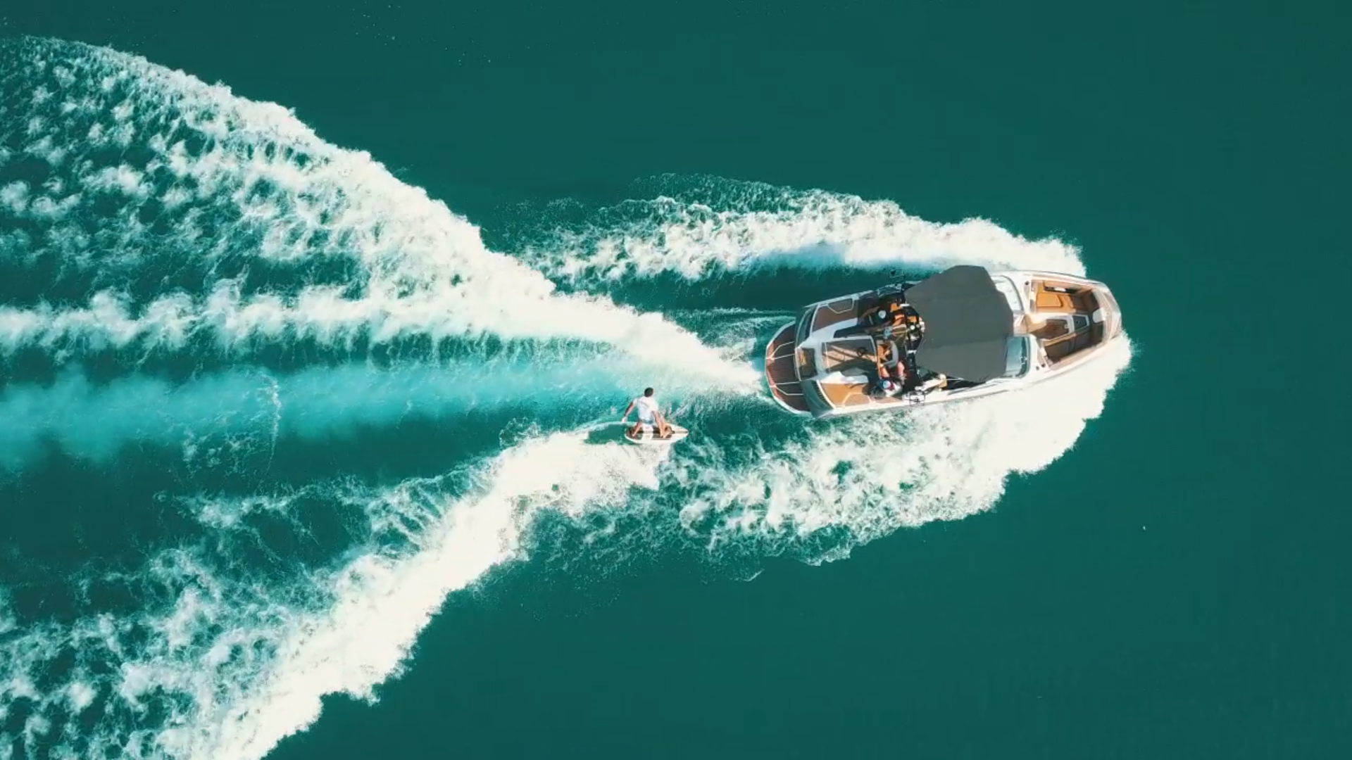 Bateau tirant une personne en ski nautique
