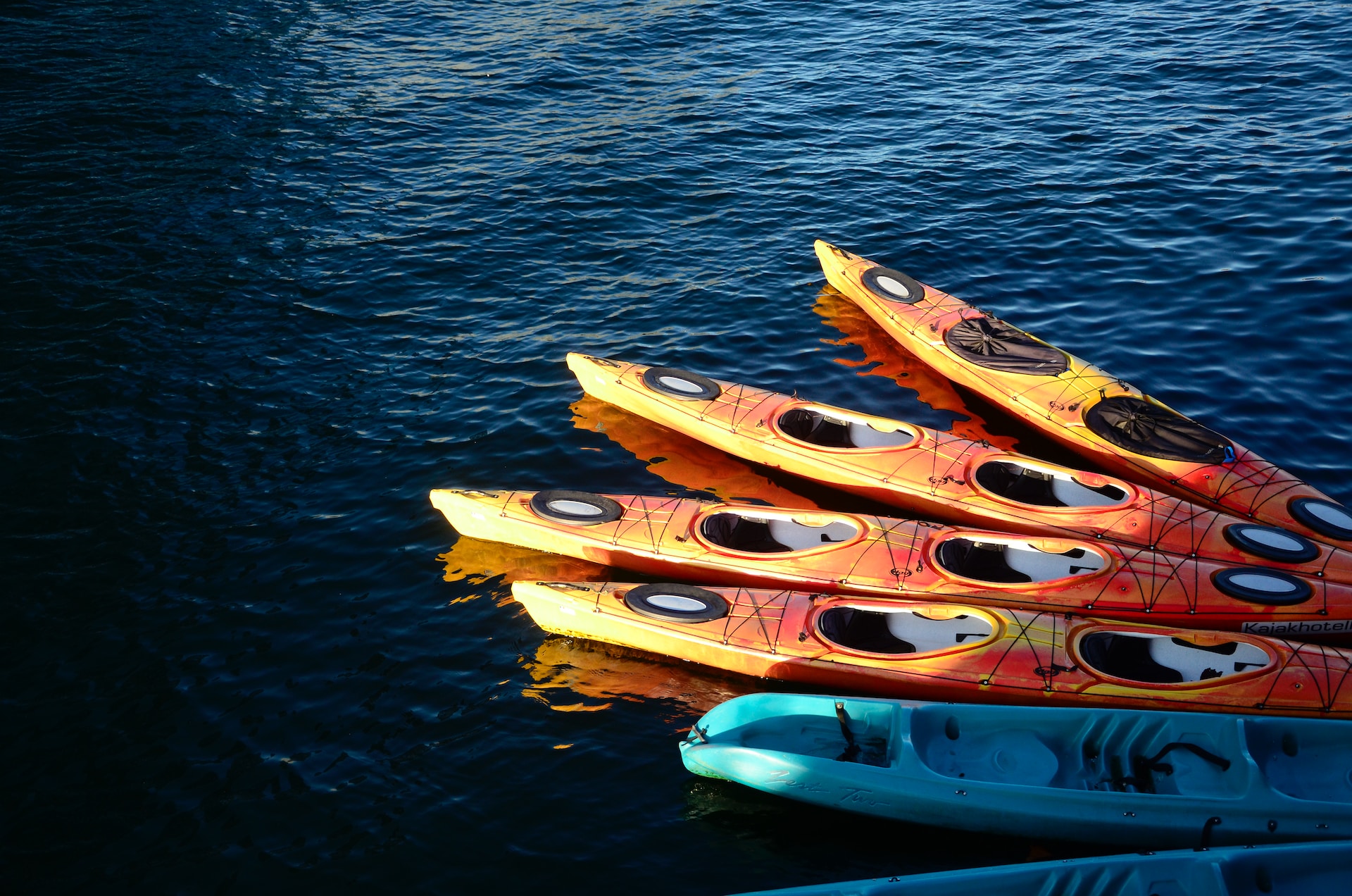 Kayak amarré sur le Lac D'Annecy