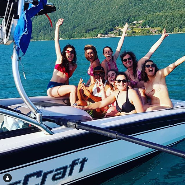 Groupe de filles sur un bateau participant à un EVJF