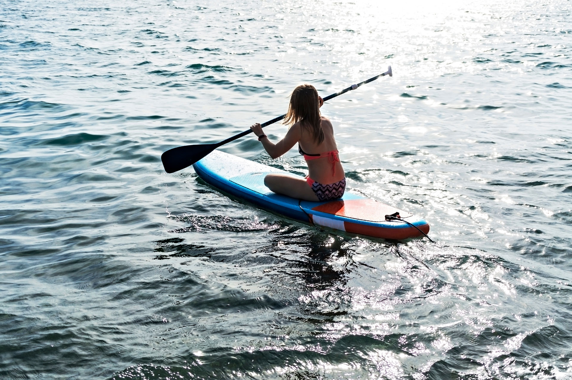 Vue imprenable sur les montagnes pendant une activité de paddle sur le lac d'Annecy.